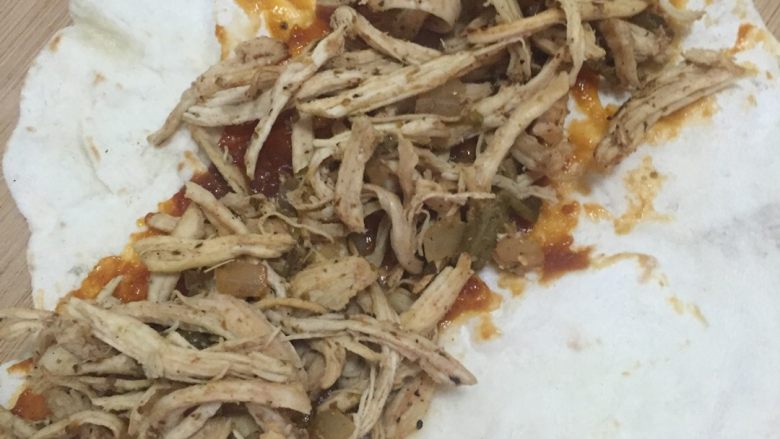 安其拉达（Enchiladas chicken）墨西哥菜,酱汁上铺上一层炒好的鸡胸肉丝，自己吃要多放些～