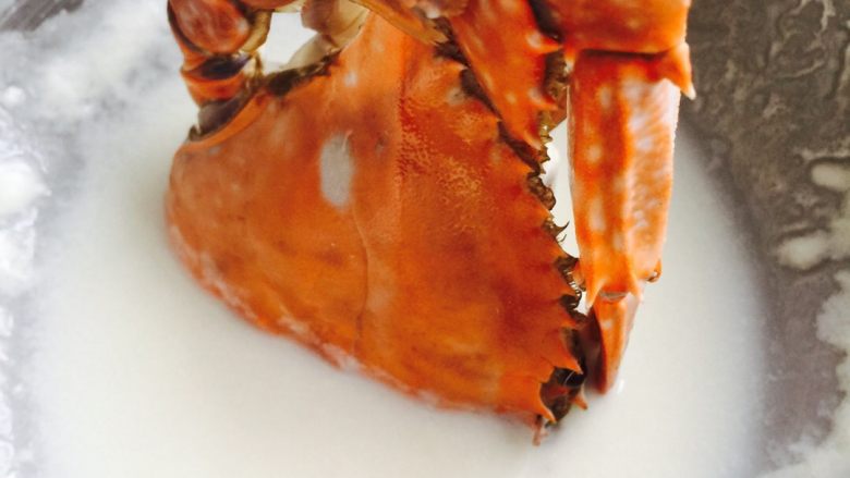 麻辣蟹#有个故事#,干面粉和入适量清水搅匀、把切好的螃蟹面抹上湿面粉