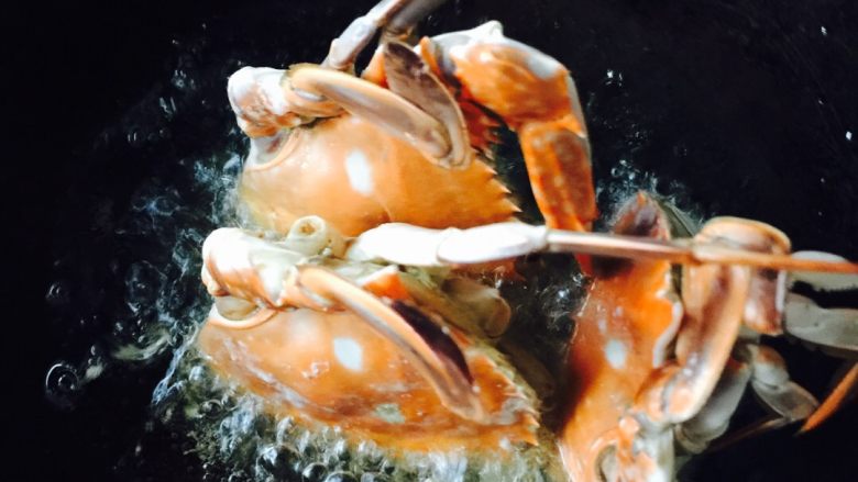 麻辣蟹#有个故事#,锅内倒入适量的食用油烧热、把切好的螃蟹🦀️放到锅里炸一下、捞出备用……