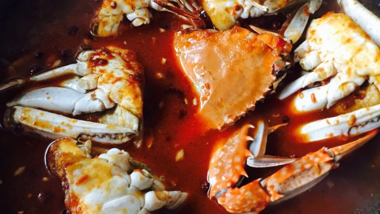 麻辣蟹#有个故事#,把过过油的螃蟹🦀️倒入锅中🤗