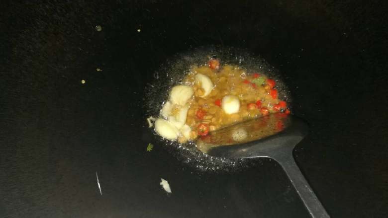 蒜香红薯叶,先热锅，再放油，然后将所有配料放入锅中，炒香