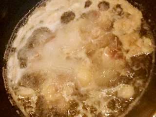 板栗烧鸡肉,锅里放水下鸡块烧开焯出浮躁，捞出洗净沥干水分备用