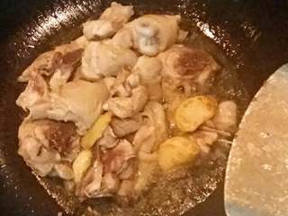 板栗烧鸡肉,锅烧热倒入适量的油，下鸡块煸炒