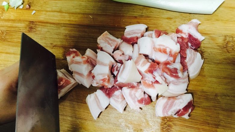 猪肉炖粉条,切成小块，越小越好熟，越入味。