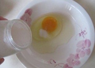 馒头的华丽转身---鸡蛋沙拉VS黄金馒头,鸡蛋打入碗中，加入适量的盐， 打散备用