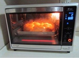 点亮圣诞节---圣诞花环面包,再放入预热160度的烤箱中，中下层， 20分钟