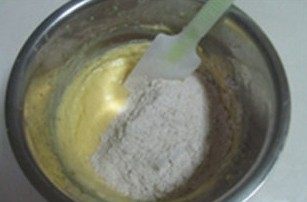果仁重磅蛋糕,将过筛的粉类分两、三次加入混合面糊中拌均匀