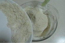 杏仁蛋白饼 ,分次2--3次加入过筛的面粉；
