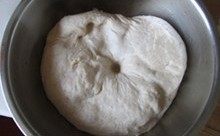 越嚼越香的“核仁葡萄干全麦面包棍”, 搅拌好的面团放入盆中，盖上保鲜膜， 冷藏发酵到2.5-3倍大