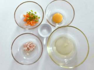 宝宝辅食：玩转鸡蛋系列之—颜值爆表，加强版火烧云,准备好所有食材，猪肉、胡萝卜、青椒切细丁。