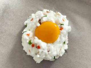 宝宝辅食：玩转鸡蛋系列之—颜值爆表，加强版火烧云,把蛋黄妥妥放入凹槽中。