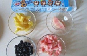 让人惊艳的香醇“缤纷猫王磅蛋糕”,准备好些水果丁和巧克力冰淇淋球