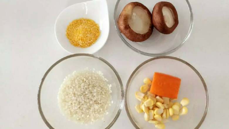 宝宝辅食：胡萝卜玉米香菇粥—快手暖胃粥，清香绵绸又美味！12M+,准备好所有食材