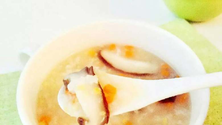 宝宝辅食：胡萝卜玉米香菇粥—快手暖胃粥，清香绵绸又美味！12M+,盛起开动吧
