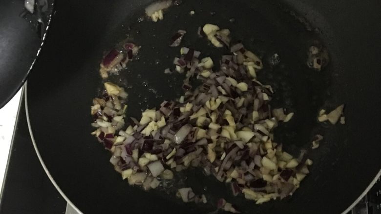 培根芝士焗饭,放入洋葱和蒜丁炒香。