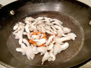 娃娃菜肉圆汤,锅里放水500克烧沸，下平菇胡萝卜煮两分钟捞起沥干待用。