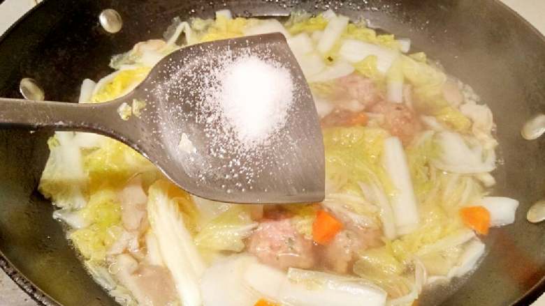 娃娃菜肉圆汤,放入适量的盐，尝一下味道。自己满意后盖上锅盖再煮三分钟。