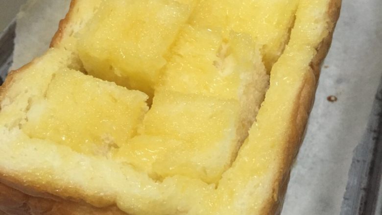 蜂蜜厚多士,把剩余的面包也都摆进去，在表面刷一层黄油～