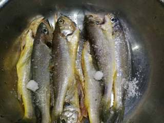 清蒸小黄鱼,用盐腌制20分钟，主要是让鱼肉不松弛而更有弹性。