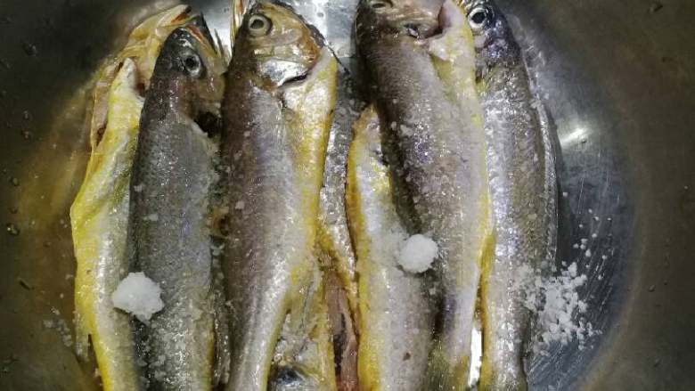 清蒸小黄鱼,用盐腌制20分钟，主要是让鱼肉不松弛而更有弹性。