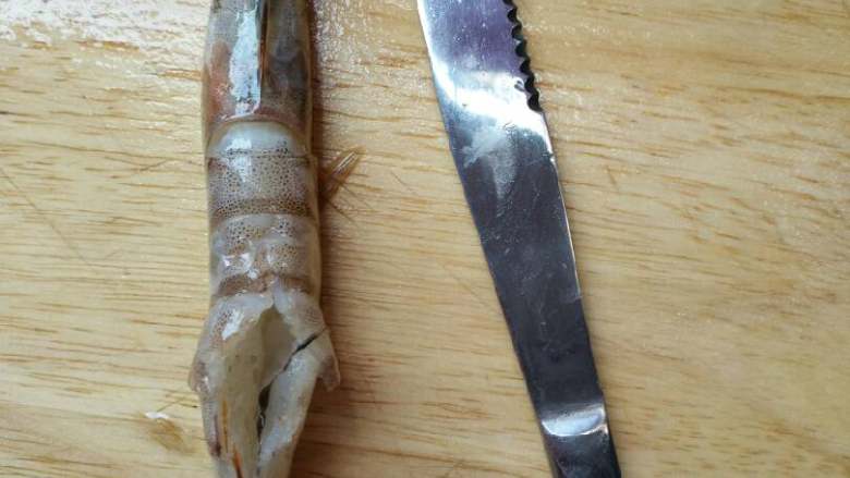 潇大妈-清蒸虾,用小刀子把虾子的背部切开。
把肚子一起切破。
把虾的肚子和背部上的肠子，清理干净。
