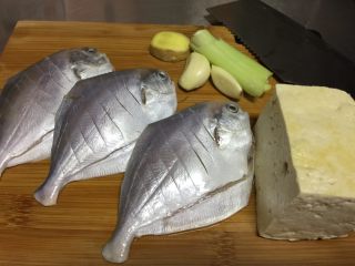 锋味纸包鱼（平鱼里的豆腐丸子）,准备好食材，洗干净。把鱼身用刀划几刀（为了入味哦）