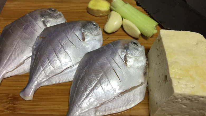 锋味纸包鱼（平鱼里的豆腐丸子）,准备好食材，洗干净。把鱼身用刀划几刀（为了入味哦）