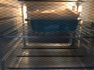 锋味纸包鱼（平鱼里的豆腐丸子）,烤箱提前预热5分钟（200度，根据自己家的烤箱度数调）大概烤30分钟（看熟成的程度而定时间，期间要翻一次哦¥