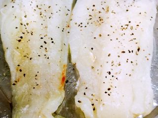 锋味纸包鱼🐟#王氏私房菜#,鳕鱼🐟用料酒和黑胡椒粉、盐腌制15分钟