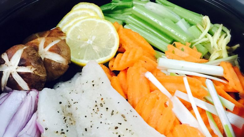 锋味纸包鱼🐟#王氏私房菜#,所有的材料切片或着是段