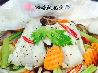 锋味纸包鱼🐟#王氏私房菜#,烤好的鳕鱼🐟用剪子✂️绞开一个口、美味又健康漂亮的纸包鱼🐟就做好了、是不是很诱人哟……😍😍😍