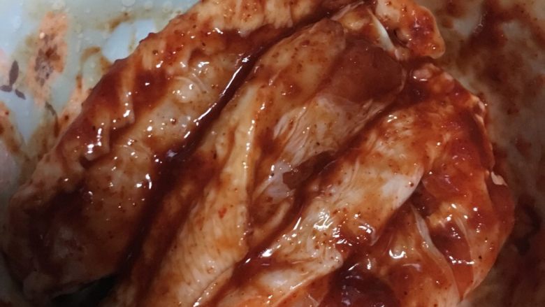 蜜汁酱料烤翅,让鸡翅正反两面都均匀的沾上酱料