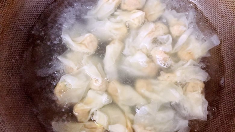 鲜肉小馄饨,锅放开水烧开，放少许盐，下小馄饨煮片刻，浮起来就熟了。尝下汤的味道，放点鸡精即可出锅。