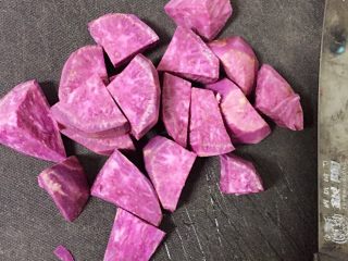 红豆薏米紫薯羹,将紫薯去皮切小块