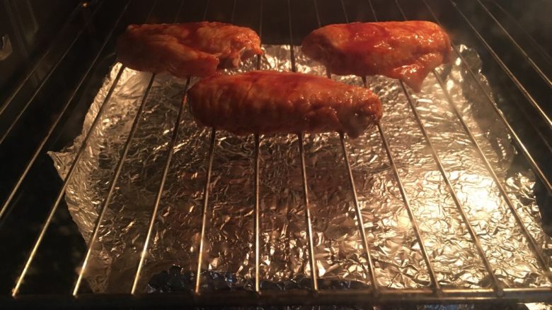 蜜汁酱料烤翅,烤箱200度预热，然后烤上20分钟