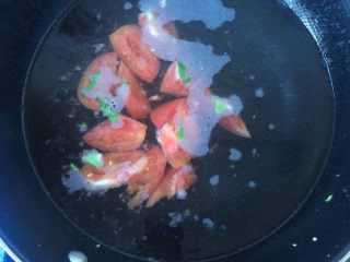 紫菜蛋花汤,冷水放入西红柿