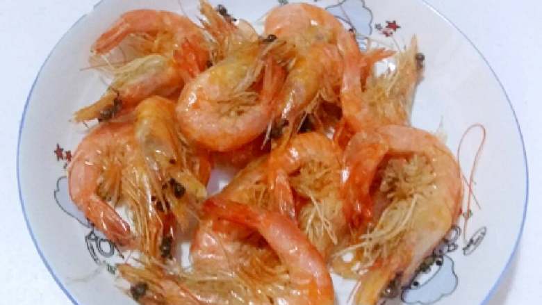 红烧明虾,锅里放油烧热后下虾炸至5成熟捞出备用。