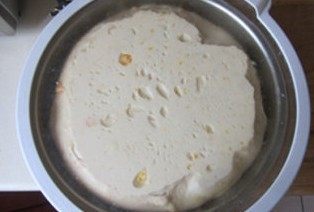 体会不一样的口感----绿茶蛋糕面包,一个晚上后面团发酵到2.5-3倍大， 面团发酵完成；