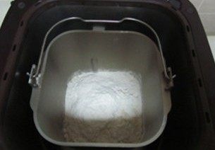 体会不一样的口感----绿茶蛋糕面包,面包原料除了黄油后全部放入面包桶中，启动和面程序20分钟；