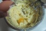 百吃不厌的南瓜派,将全蛋一个一个加入进去， 搅拌均匀后再加入下一个；