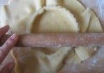 百吃不厌的南瓜派,派皮面团取出来擀平，约0.3厘米厚， 压入派盘中，用擀面杖擀去多余的派皮；