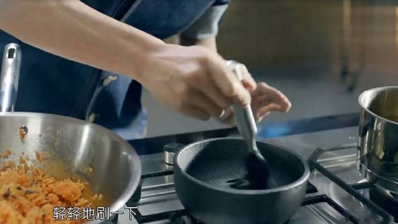 韩国石锅拌饭,取一只石锅，在锅底刷上一层油，然后倒入炒过的米饭，放在燃气灶上烧5分钟。也可以用小号的砂锅，还是比较容易买到的，平时用来做石锅拌饭，或者煮个砂锅菜都很方便。