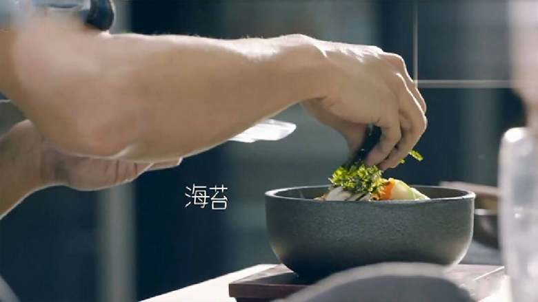 韩国石锅拌饭,再撒上一些紫菜丝。
