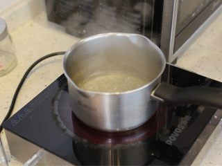 肉松沙拉卷,2.将细砂糖、水、色拉油、盐放入奶锅加热煮沸