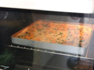 肉松沙拉卷,14.放入预热好160度的烤箱中烤20分钟。

