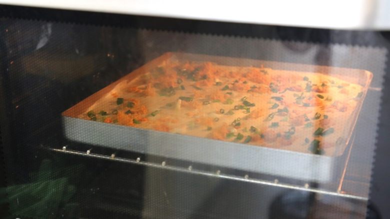 肉松沙拉卷,14.放入预热好160度的烤箱中烤20分钟。
