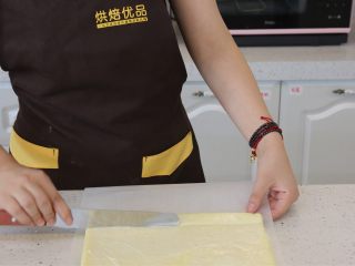 肉松沙拉卷,16.在蛋糕卷的边缘用刀先压一下，方便卷蛋糕卷