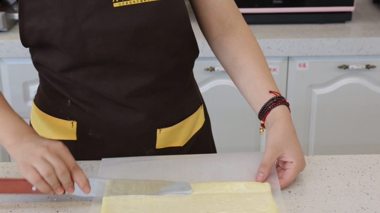 肉松沙拉卷,16.在蛋糕卷的边缘用刀先压一下，方便卷蛋糕卷