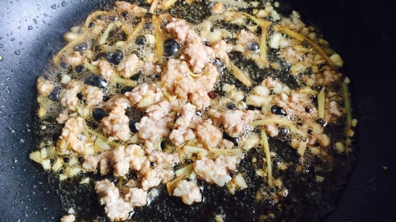 肉末虾皮炒新鲜紫菜,将肉末炒散，加入适量的调料～盐、海鲜酱油、料酒