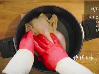 暖胃姜汁鸡配重庆小面,姜汁鸡：将整鸡处理好放进锅中，加盐、沙姜粉、米酒等按摩入味腌渍片刻